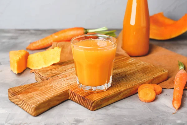Glass of fresh vegetable juice on table — Stock Photo, Image