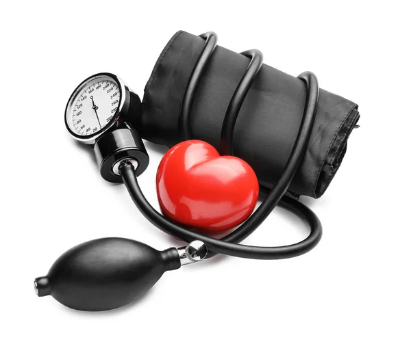 Esfigmomanômetro com coração vermelho sobre fundo branco — Fotografia de Stock