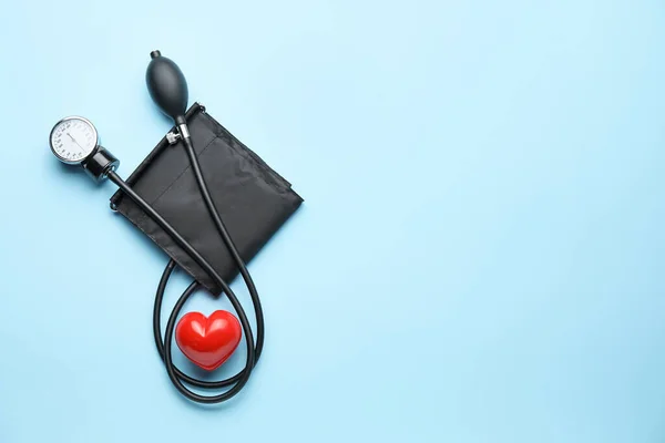 Modernes Blutdruckmessgerät auf farbigem Hintergrund — Stockfoto