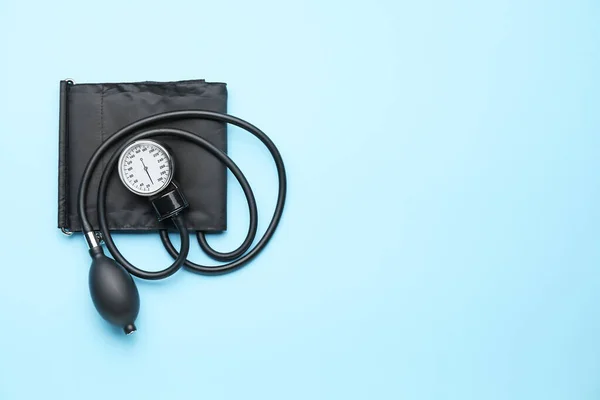 Modernes Blutdruckmessgerät auf farbigem Hintergrund — Stockfoto