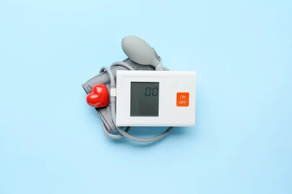 彩色背景下的电子血压计 — 图库照片