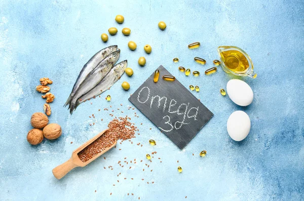 Set de produse sănătoase cu omega 3 ridicat și pastile de ulei de pește pe fundal de culoare — Fotografie, imagine de stoc