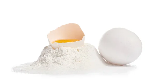 Сирі курячі яйця та борошно на білому тлі — стокове фото