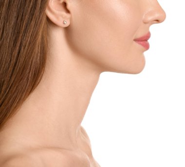 Beyaz arka planda güzel genç bir kadın