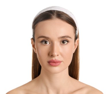 Beyaz arka planda güzel genç bir kadın