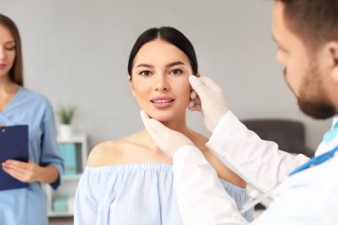 Plastik cerrahi Kliniği işleminde önce genç kadının yüzüne incelenmesi