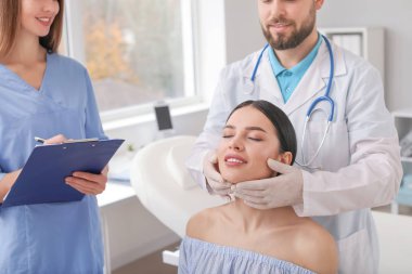 Plastik cerrahi Kliniği işleminde önce genç kadının yüzüne incelenmesi