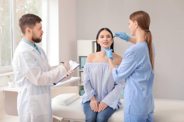 Klinikte estetik cerrahla güzel bir kadın buluşuyor.