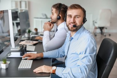 Ofiste çalışan teknik destek aracıları