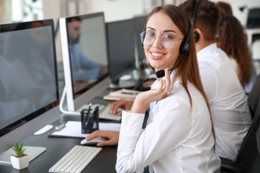 Ofiste çalışan teknik destek aracıları