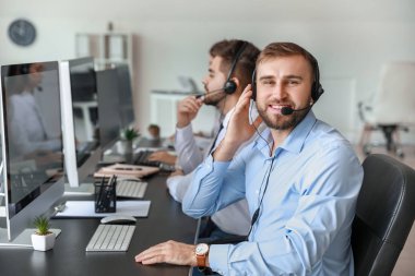 Ofiste çalışan teknik destek aracıları