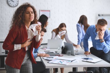 Yanan ofis binasındaki insanların tahliyesi