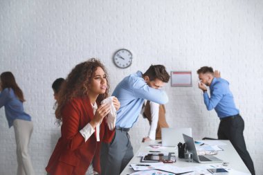 Yanan ofis binasındaki insanların tahliyesi