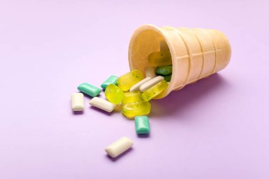 Renk arkaplanı üzerinde farklı diş etleri olan waffle külahı