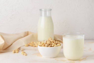 Beyaz arka planda kaju sütü