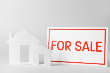 Beyaz arka planda ev figürleri. Emlak satın alma kavramı
