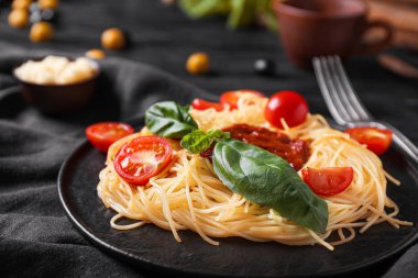 Masada lezzetli makarna ve domates soslu tabak, yakın plan.