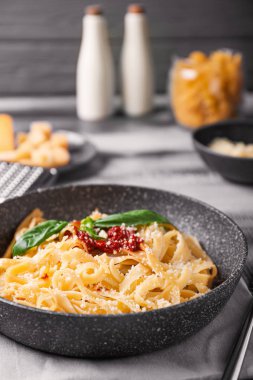 Lezzetli makarna ve domates soslu tava, yakın plan.