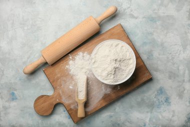 Renk arkaplanında yuvarlak raptiye ve tahta olan un