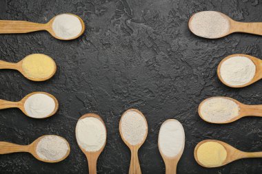 Koyu arkaplanda farklı unlu kaşıklar