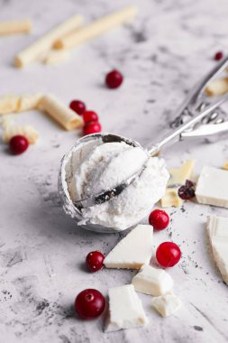 Beyaz arka planda lezzetli dondurmayla kepçe