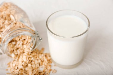 Lezzetli yulaf süt beyaz arka plan üzerinde