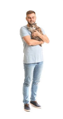 Beyaz arka planda sevimli kedisi olan adam.