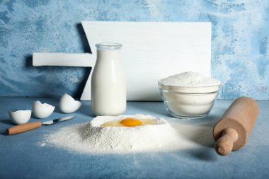 Çiğ yumurta, süt ve merdaneli un.