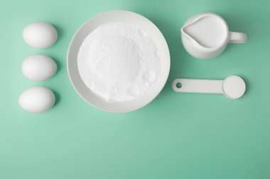 Arkaplanda un, yumurta ve süt olsun.