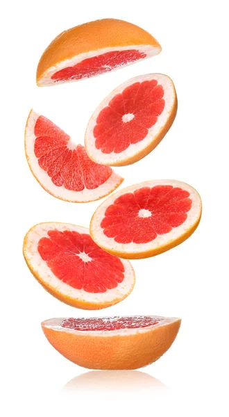 Repülő vágott grapefruit fehér alapon — Stock Fotó
