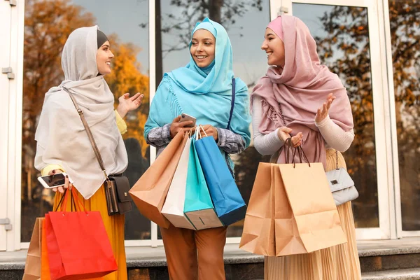 Gyönyörű muszlim nők bevásárló táskák a szabadban — Stock Fotó