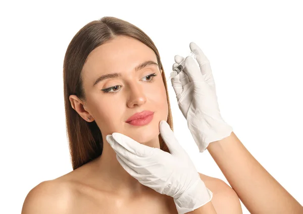 Mulher jovem recebendo injeção de enchimento contra fundo branco — Fotografia de Stock