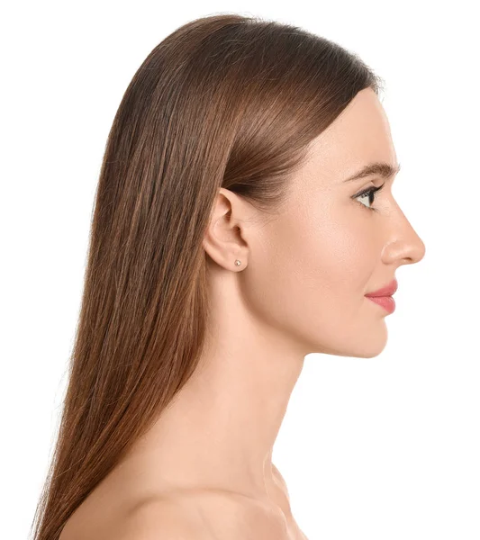 Beyaz arka planda güzel genç bir kadın