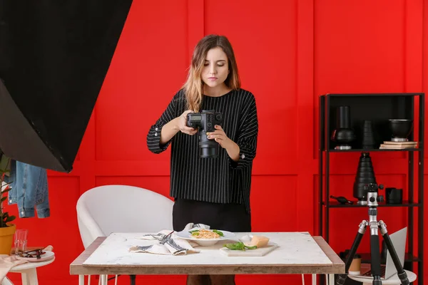 Молодая женщина фотографирует макароны в профессиональной студии — стоковое фото