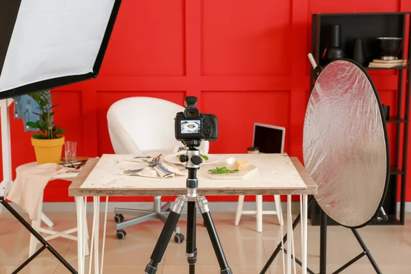 テーブルの上にプロの機器や食品と現代の写真スタジオのインテリア — ストック写真