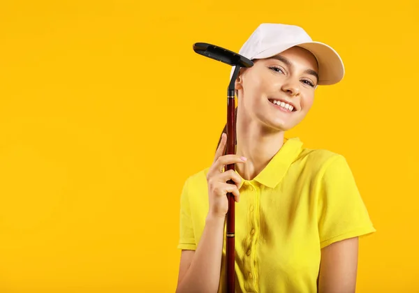 Όμορφη γυναίκα παίχτης του γκολφ στο φόντο χρώμα — Φωτογραφία Αρχείου