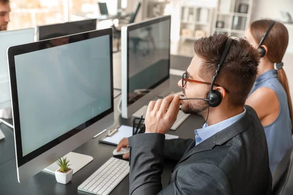 Technical support agents working in office — Stock Photo, Image