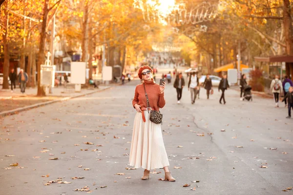 Ritratto di giovane donna alla moda sulla strada della città — Foto Stock
