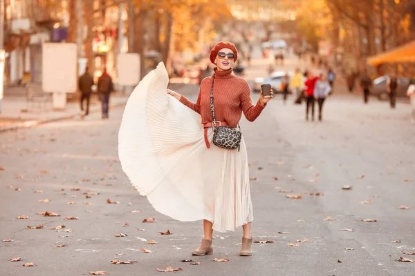 Porträt einer modischen jungen Frau auf der Straße der Stadt — Stockfoto
