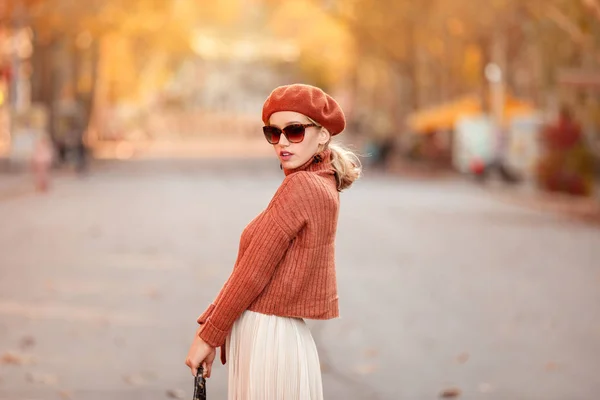 Ritratto di giovane donna alla moda sulla strada della città — Foto Stock