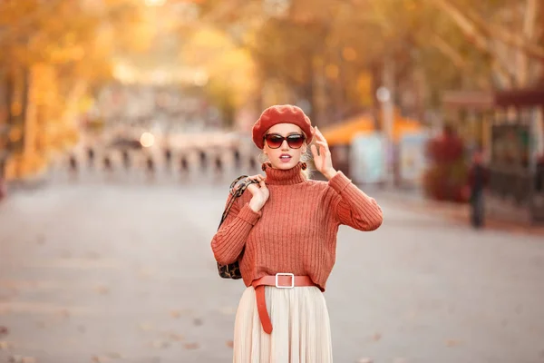 Porträtt av fashionabla ung kvinna på stadens gata — Stockfoto