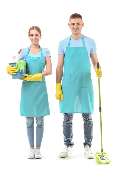 Janitores com suprimentos de limpeza em fundo branco — Fotografia de Stock