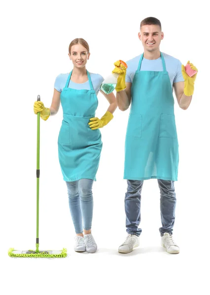 Janitores com suprimentos de limpeza em fundo branco — Fotografia de Stock
