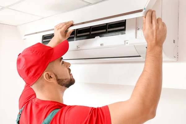 Mannelijke technicus airconditioner binnenshuis herstellen — Stockfoto