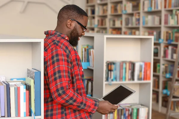 Estudiante afroamericano preparándose para el examen en la biblioteca — Foto de Stock