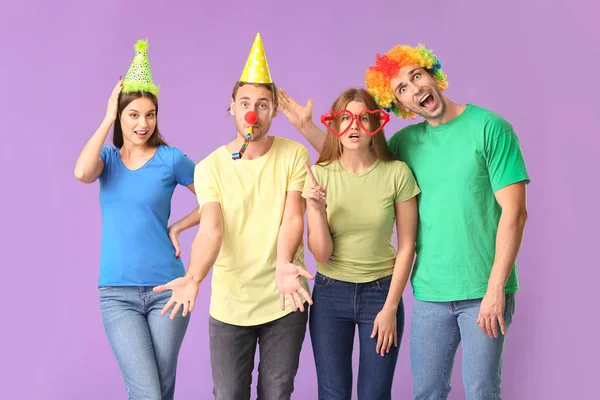 Mensen in grappige vermomming op kleur achtergrond. 1 april dwaze dag viering — Stockfoto