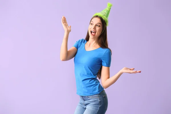Mujer en sombrero de fiesta sobre fondo de color. Celebración del Día de los Inocentes —  Fotos de Stock
