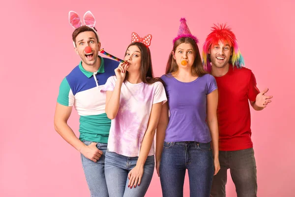 Mensen in grappige vermomming op kleur achtergrond. 1 april dwaze dag viering — Stockfoto