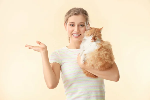 Mulher bonita com gato bonito no fundo de cor — Fotografia de Stock