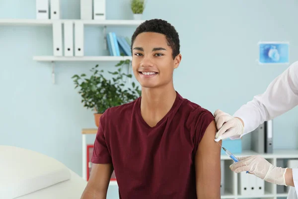 Γιατρός εμβολιάζει έφηβο αγόρι στην κλινική — Φωτογραφία Αρχείου